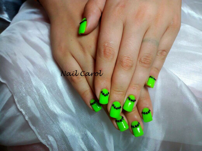 Nail art verde fluo